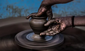 artisan fabrique des pots en terre cuite a la main